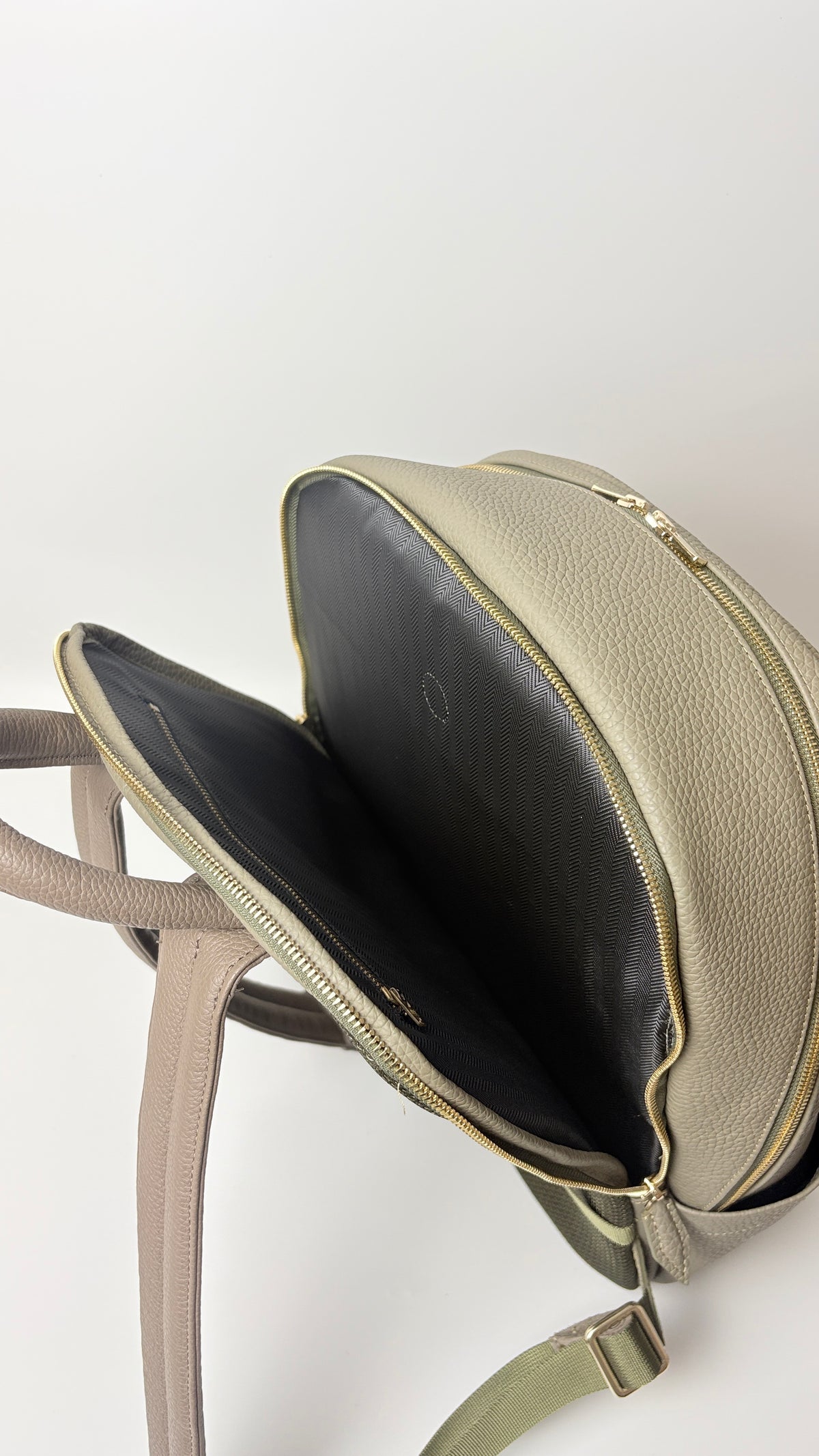 Johan Leather Bagpack