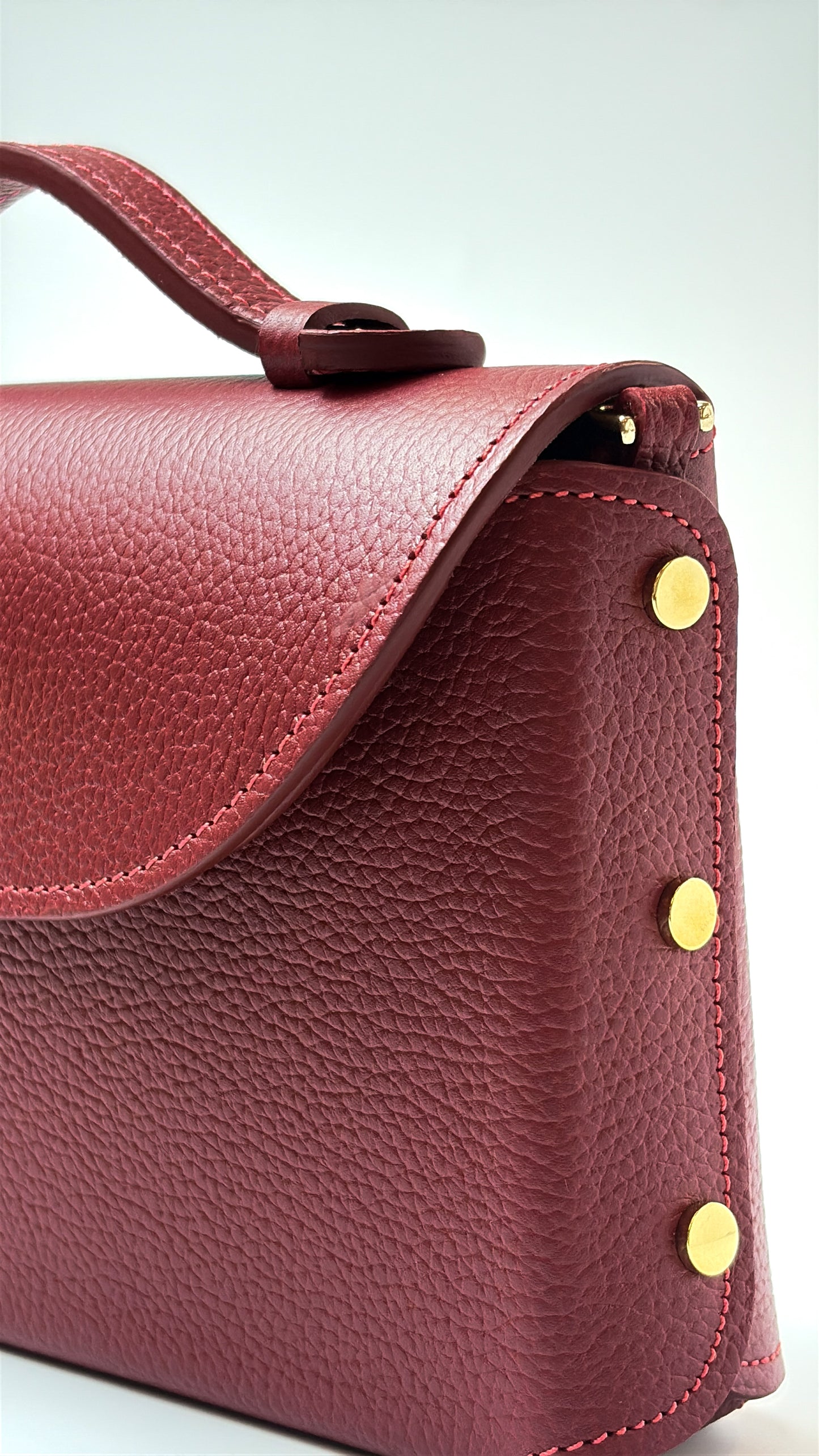 Sumi Crossbody Bag in Guinda with Gold Lock